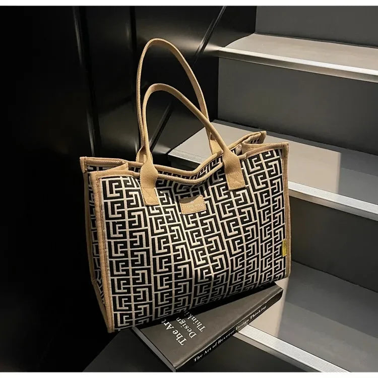 Elegant Ladies Tote Purse – Modern Design