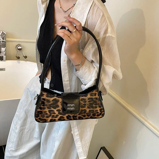 Classic Crossbody Bag – Elegant & Timeless