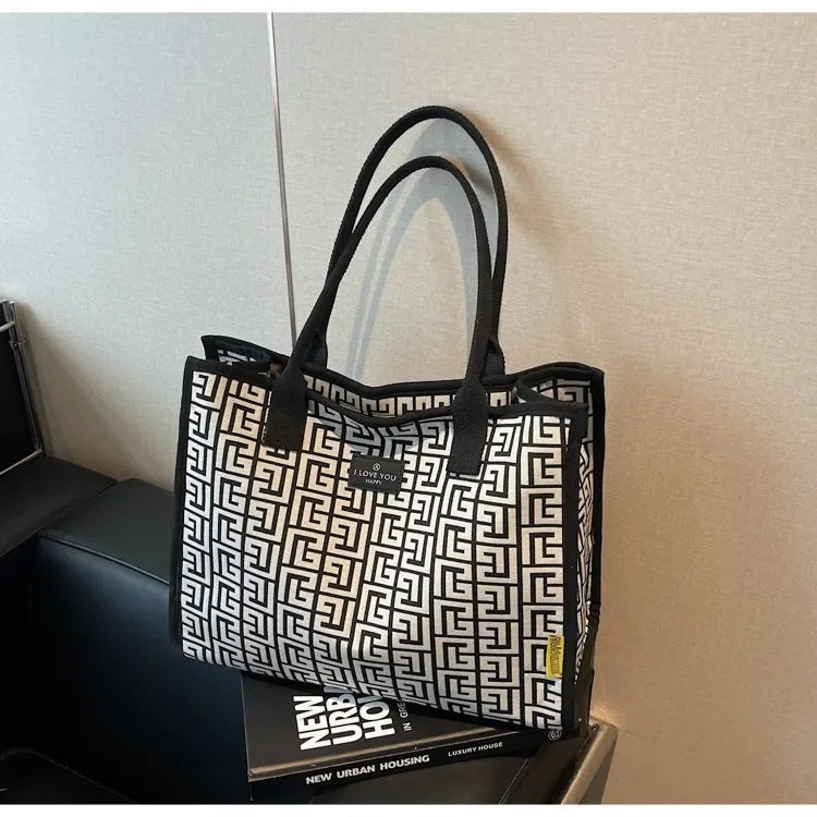 Elegant Ladies Tote Purse – Modern Design