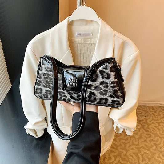 Classic Crossbody Bag – Elegant & Timeless